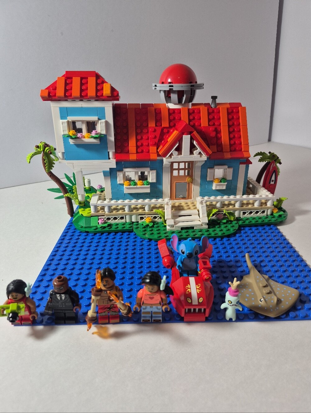 LEGO Disney Lilo and Stitch Beach House (43268) Read
